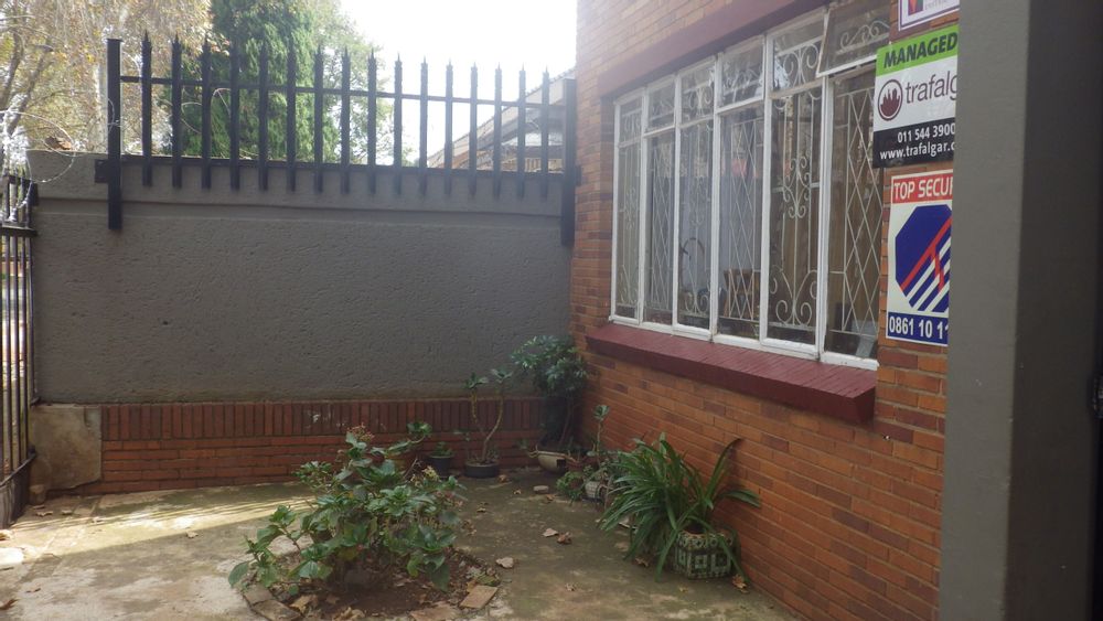 Spacious Bachelor Flat To Rent in Yeoville with Nearby Amenities 707F