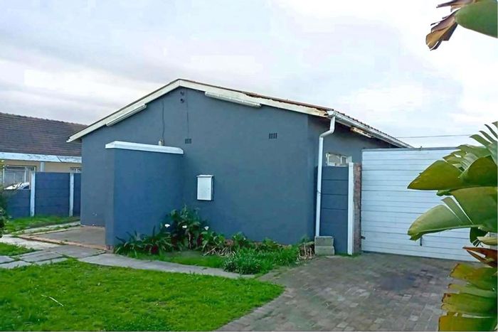 Lotus River House For Sale: 3 bedrooms, garage, large backyard, entertainment area.