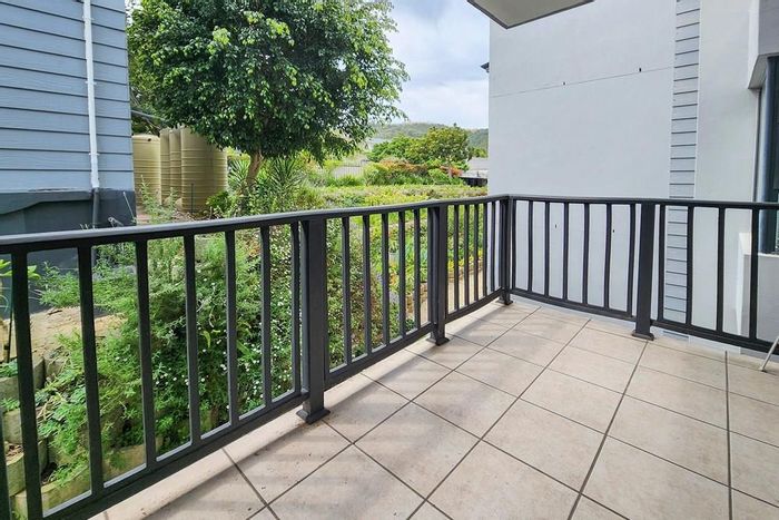 Knysna Central Apartment For Sale: Two bedrooms, balcony, gas stove, secure parking.