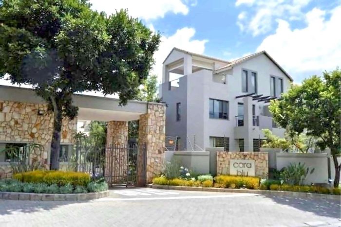 Bryanston Apartment For Sale: 1 Bed, Pool, Clubhouse, Secure Complex, Convenient Location.