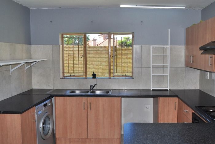 For Sale: Apartment in Vanderbijlpark SW with 3 bedrooms, security, and parking.