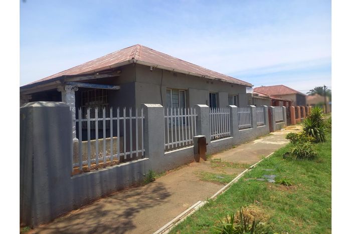 For Sale: Newlands House with 3 bedrooms, income-generating rooms, and great potential.