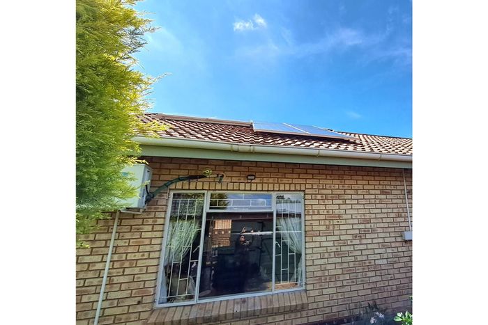 For Sale: Townhouse in Parys Central with solar power, spacious garden, and security features.