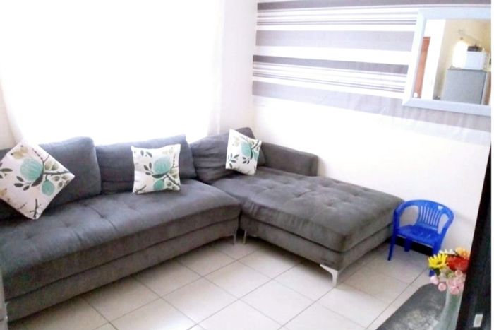 3-bedroom house for sale in Mandela View with spacious yard and open plan living.