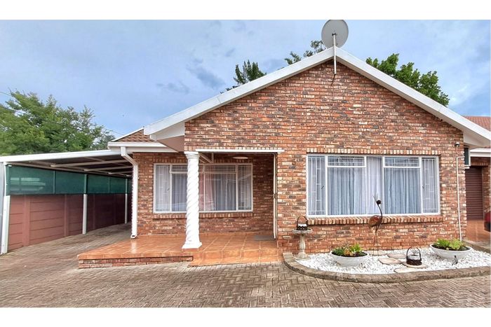 Townhouse For Sale in Parys Central: 2 Bedrooms, Garage, Security, and Garden.