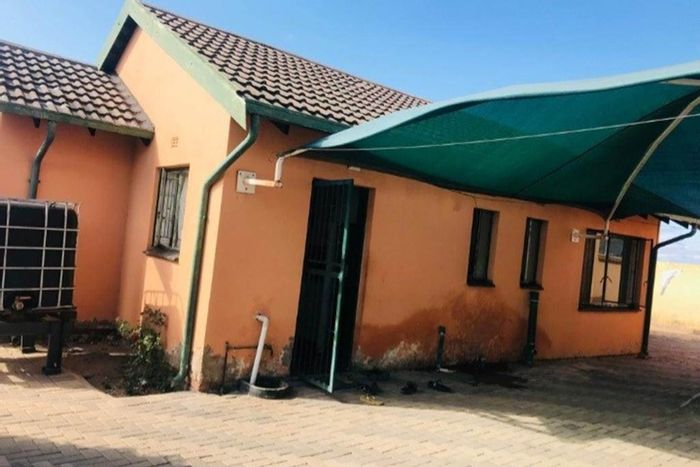 For Sale: House in Madiba Park with 3 bedrooms, garage, and spacious kitchen.