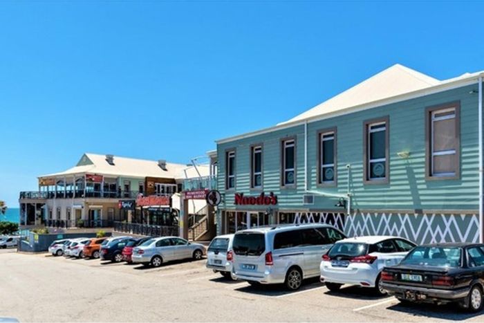 Office To Rent in Humewood: Beachfront location, 47m2 versatile workspace, immediate occupancy.