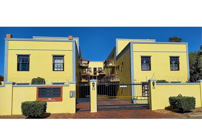 Ground floor apartment for sale in Knysna Central with private courtyard and parking.