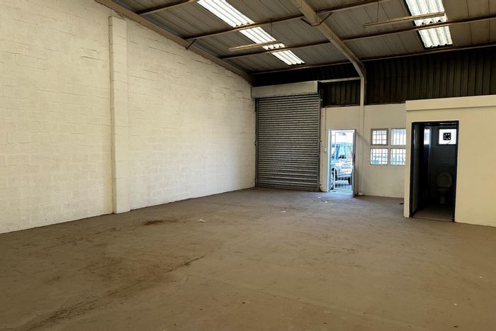 Industrial warehouse to rent in Walmer, 98m2 with security and amenities.