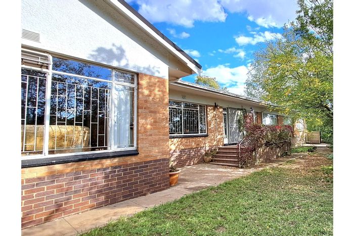 Parys Central House For Sale: Ideal guesthouse with multiple living spaces and outdoor amenities.