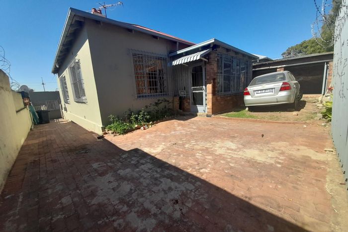 For Sale: House in Rosettenville with cottages, pool, and multiple entrances.