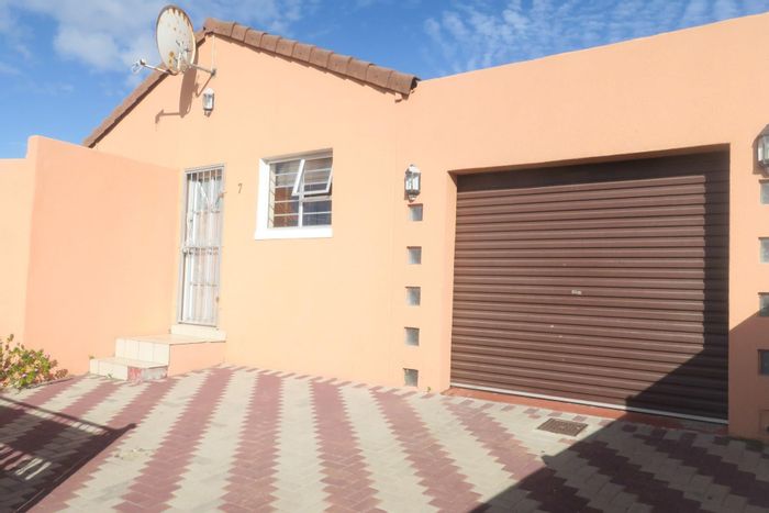 For Sale: House in Strandfontein with 3 bedrooms, flatlet, and ample parking.