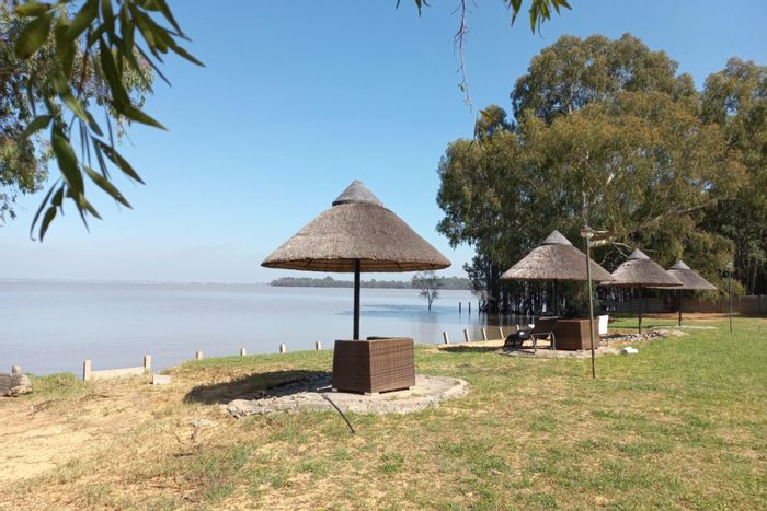 Vaal Marina Central House For Sale: 3.5 hectares, pool, flatlet, private waterfront access.