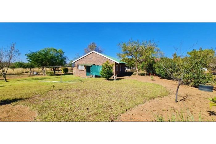 Vasfontein AH Farm For Sale: 5.8 hectares, multiple dwellings, rental income potential.