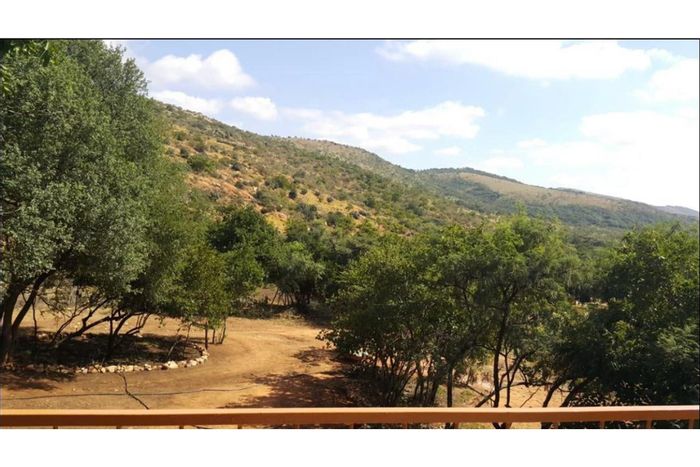 Bafokeng Farm For Sale: 81 hectares, farmhouse, hunter houses, pool, ample water supply.