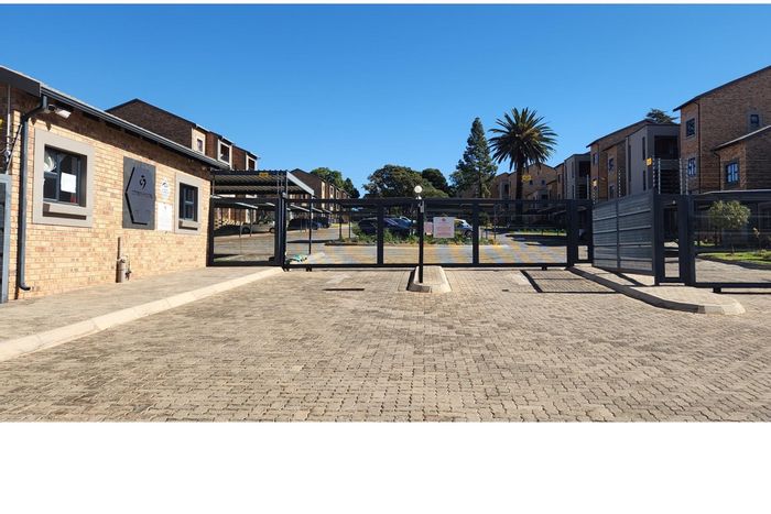 Whiteridge Townhouse For Sale: 3 beds, secure complex, open-plan living, prepaid electricity.