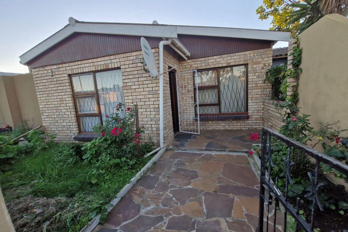 Bethelsdorp House For Sale: 3 beds, flatlet, carport, and potential for customization.