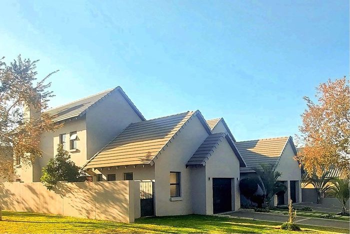 For Sale: House in Copperleaf Estate with 4 en-suites, pool, and 3 garages.