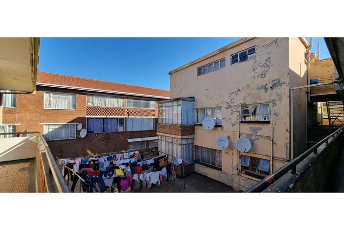 Rosettenville Apartment For Sale: 2 Bedrooms, parking, and convenient location.