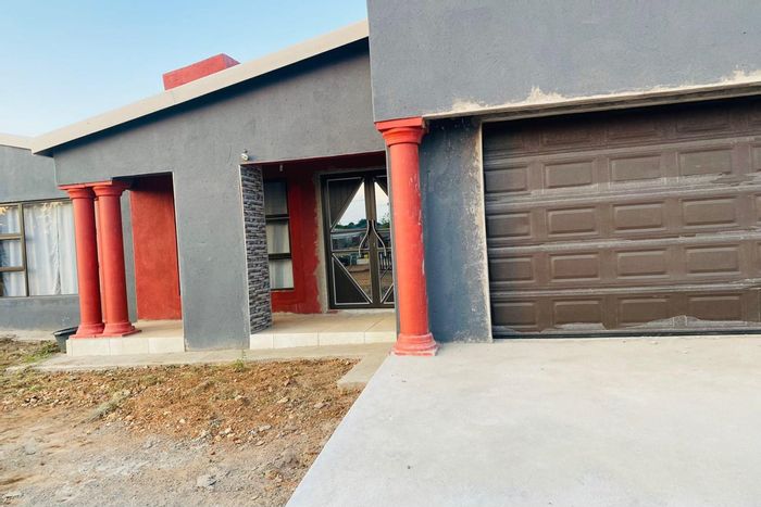 For Sale: House in Modjadjiskloof Central with 3 bedrooms, double garage, and RDP unit.