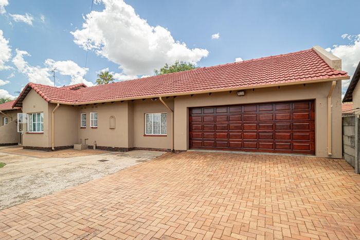 Bergbron House For Sale: 4 beds, pool, study, double garage, fiber-ready.