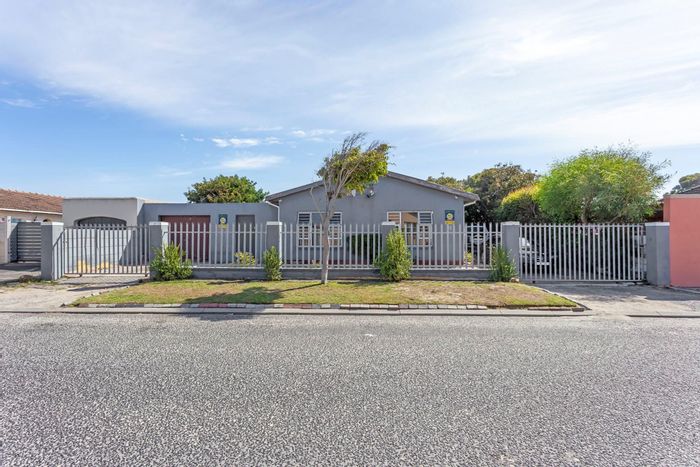 For Sale: Grassy Park House with 4 bedrooms, bachelor pad, and ample parking.