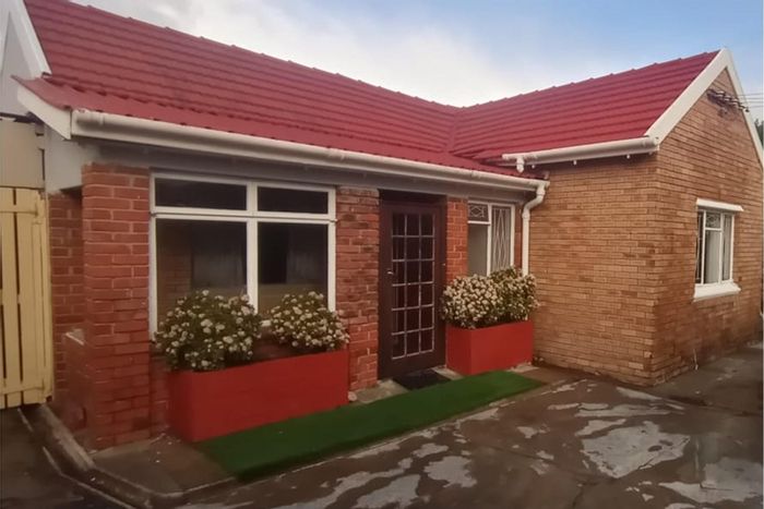 Heathfield House For Sale: Includes 2-bedroom granny flat, secure parking, investment potential.