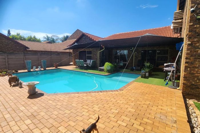 For Sale: Spacious 5-bedroom house in Doornpoort with pool and study.