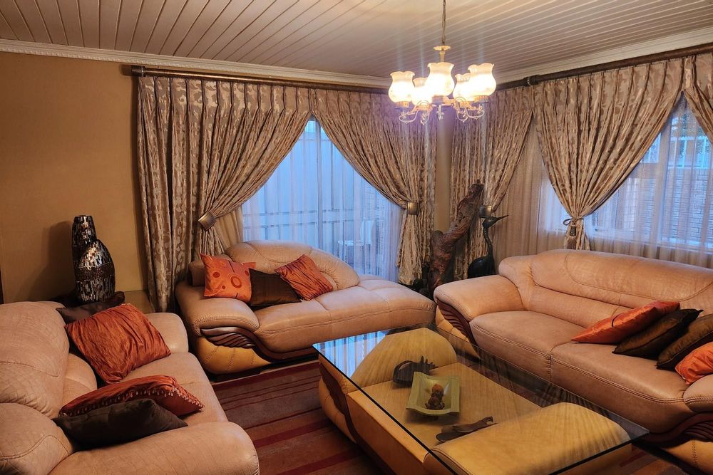 For Sale Spacious Guguletu house with 4 bedrooms, flatlets, and double