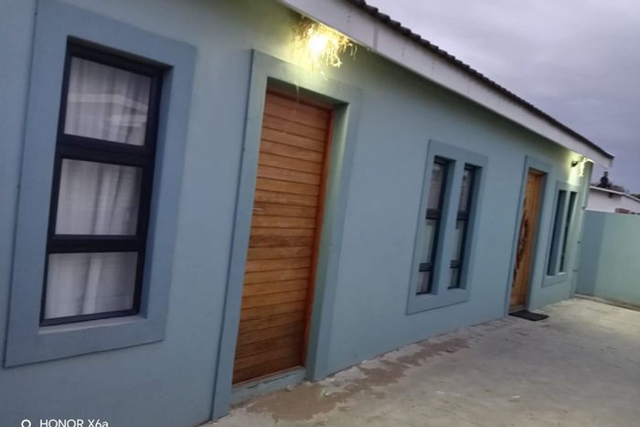 Kwazakhele House For Sale: 2 Bedrooms, 3 Flatlets, Enclosed Yard, Great Storage.