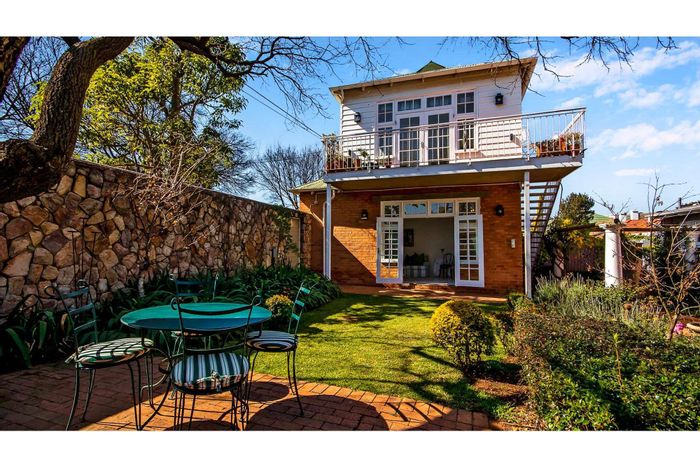 Parktown Cottage To Rent: Private garden access, garage, solar backup, fully furnished.