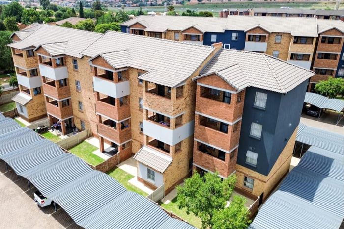 For Sale: 2-bedroom apartment in Heuweloord with balcony, carport, and security.