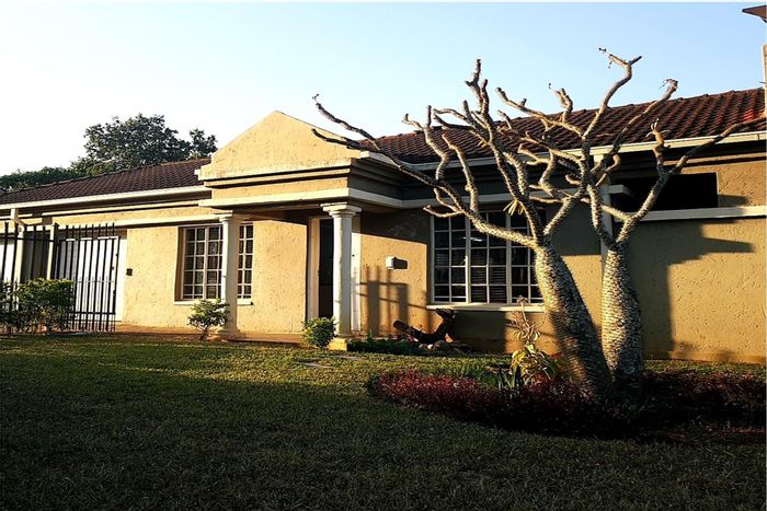 Aquapark House For Sale: Gated community, pet-friendly, low levy, built-in braai.