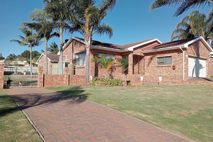 For Sale: House in Winterhoek Park with flatlet, pool, and solar power.