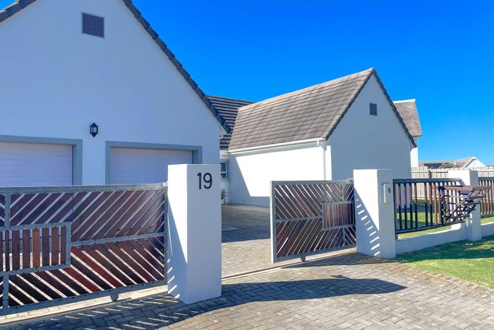 Spacious 6-bedroom house with braai, near beach in Canals - To Rent.