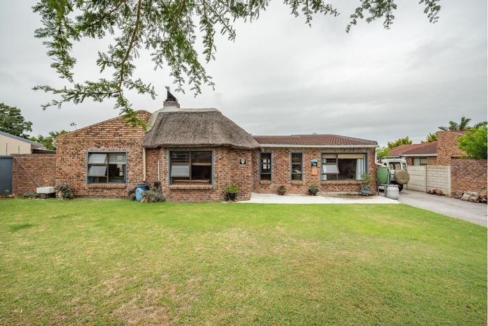 Ben Kamma House For Sale: Indoor braai, spacious living, wheelchair accessible, double garage.