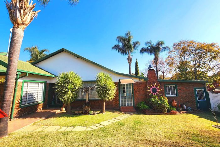 Rooihuiskraal House For Sale: Includes pool table, projector, gym, and outdoor lapa.