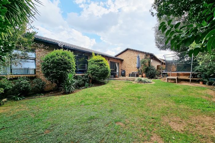 Townhouse To Rent in Randpark Ridge: 3 beds, pet-friendly, secure with garden.