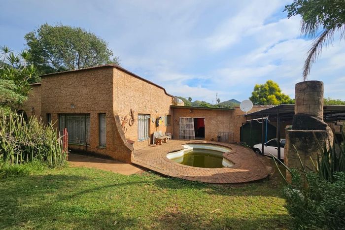 5 Bedroom house with pool, braai, 2 garages in Barberton Central For Sale.