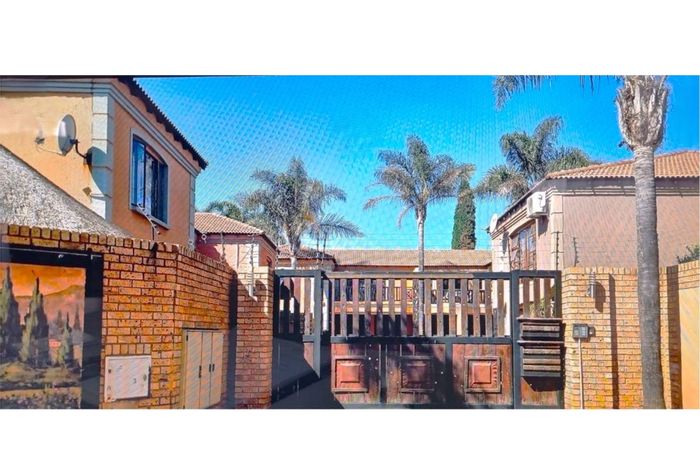 For Sale: Townhouse in Dal Fouche with 3 bedrooms, study, and double garage.