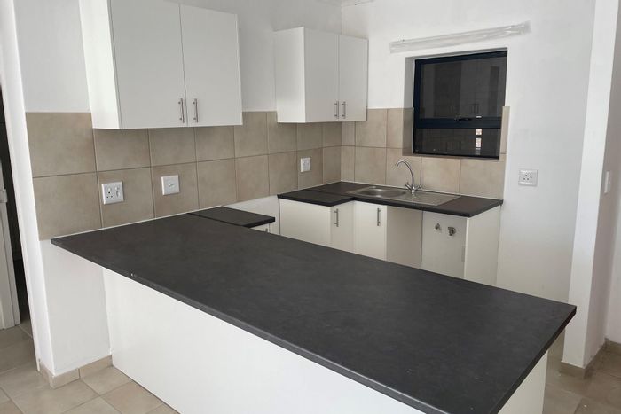 To Rent: Apartment in Milnerton Ridge with open plan kitchen and pre-paid utilities.