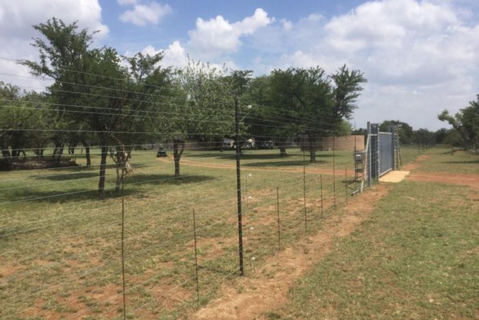 Farm for Sale in Dinokeng Game Reserve: 158 ha with game drive access.