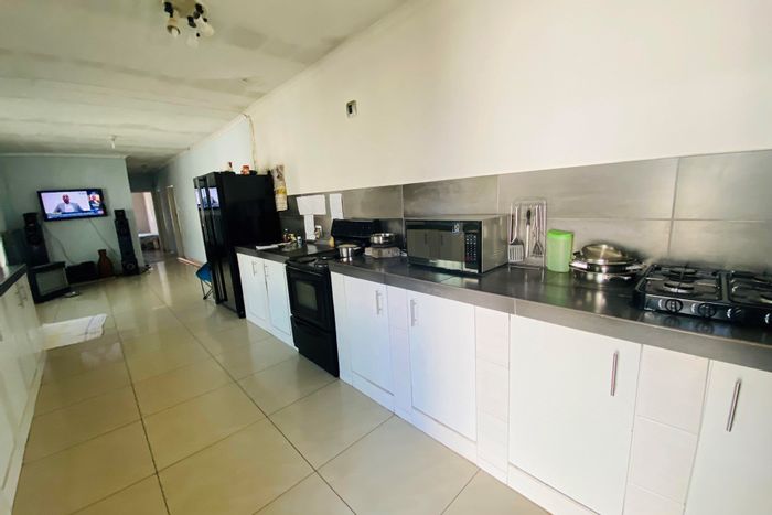 For Sale: House in Vanderbijlpark CE with 8 bachelor flats for rental income.