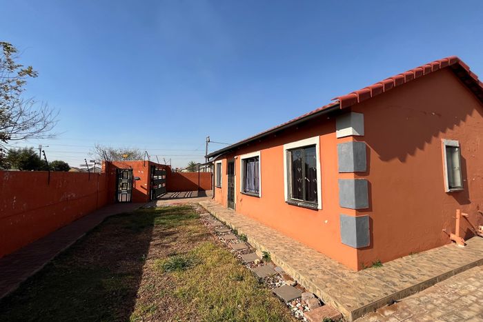 3 Bedroom House To Rent in Windmill Park with yard, braai area, and carport.