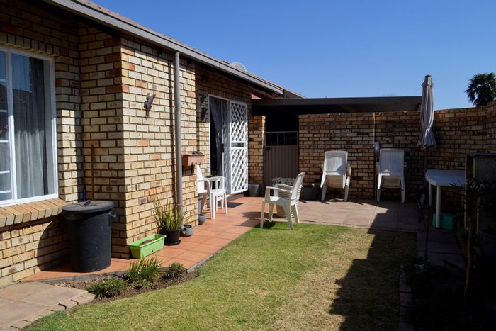 Brentwood Park Townhouse For Sale: Pool, garden, garage, and close to amenities.