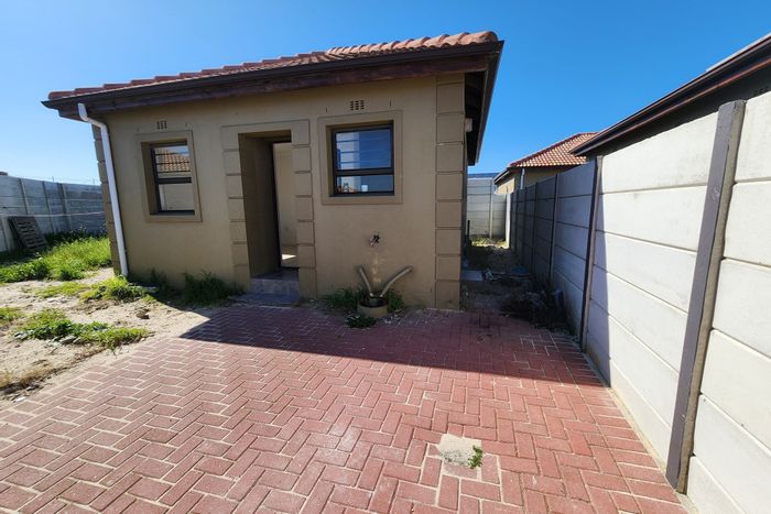 Westridge House For Sale: 2 bedrooms, spacious lounge, outdoor potential, parking included.