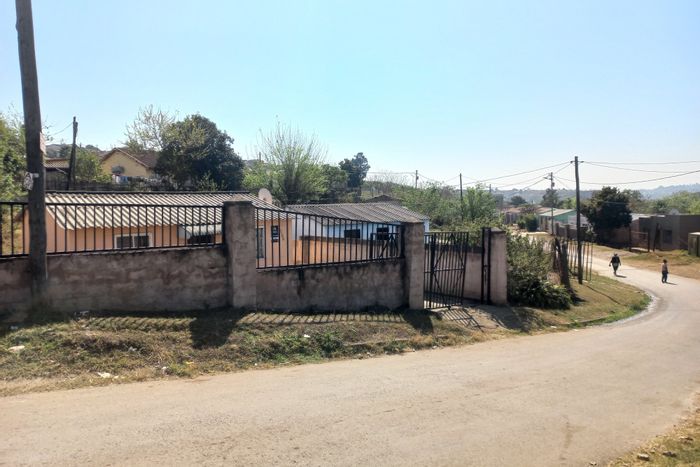 Imbali House For Sale: Fully fenced, fibre-ready, near amenities and schools.