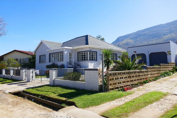 House for Sale in Villiersdorp Central: Double garage, spacious layout, mountain views.