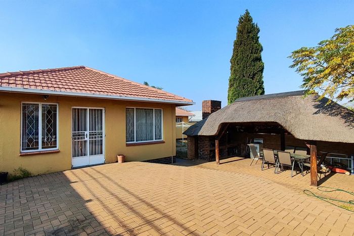 South Crest House For Sale: 4 Bedrooms, Granny Flatlet, Double Garages, Convenient Location.