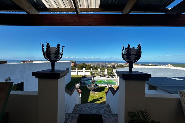 Bettys Bay Central House For Sale: Spacious layout, multiple flatlets, ocean views.